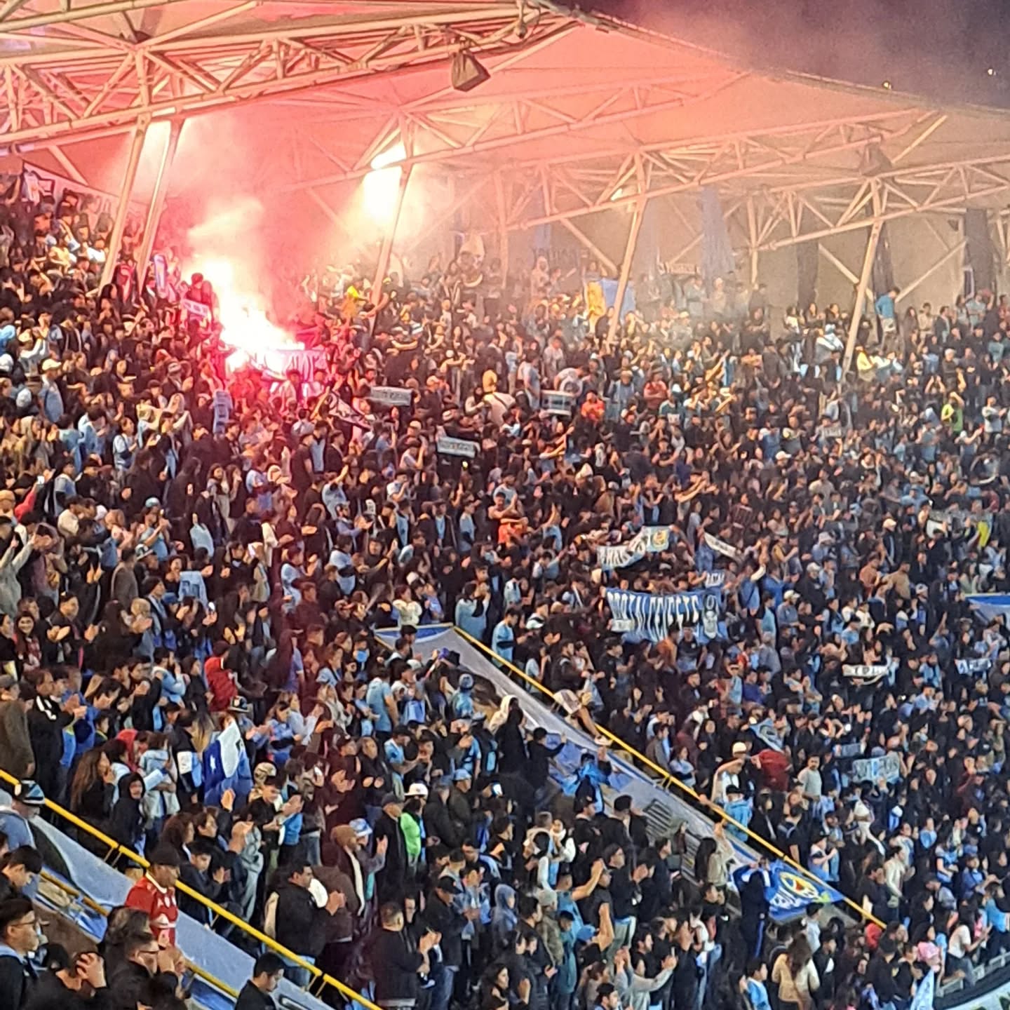 ¿Qué pasó con el anuncio del aforo? Se echan de menos los reclamos por la cantidad de público. 

Se están perdiendo los valores 😒